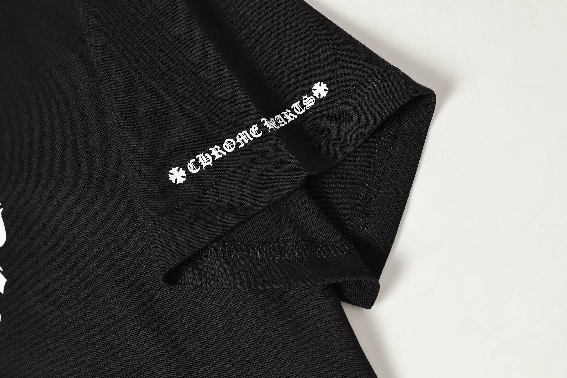 P150 Cross-border running quantity model, please do not place an order if you are pursuing quality - Chrome Hearts/Chrome Heart Cross Sanskrit short-sleeved T-shirt - High weight, high density and high quality. The wool is soft, delicate and skin-friendly. It feels soft and silky. It has excellent warmth and skin-friendly properties. - Customized weaving and dyeing, no color difference. No matter the fabric or workmanship details, it is better than the ordinary version on the market. -Colour: black white -Size: S M L XL